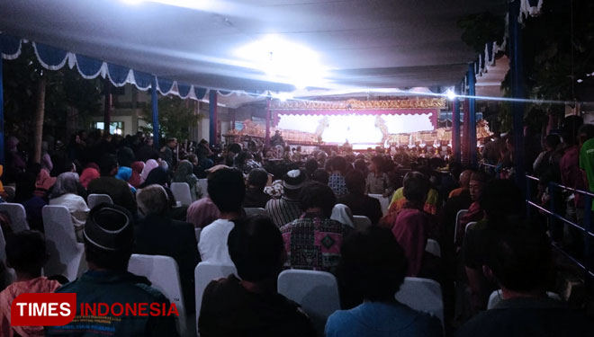 Suasana pementasan wayang kulit oleh dalang Ki Seno Nugroho di Kampus 4 UAD Yogyakarta. (FOTO: Reno Diqqi Alghozali/TIMES Indonesia)