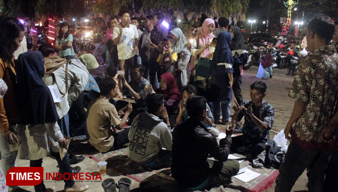 Suasana pelatihan bahasa isarat di Alun-Alun Kabupaten Puralingga (FOTO: Sinnangga Angga/TIMES Indoensia)