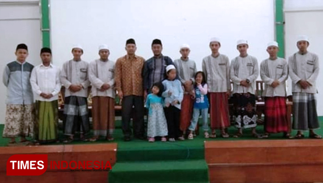Cak Naf'an bersama Keluarga besar Pp. Tebuireng jombang dan Pp. Nurul Burhan Bondowoso (FOTO: AJP/TIMES Indonesia)