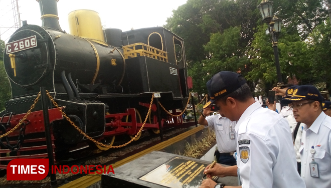 Kepala Daop PT. KAI Madiun,Heri Siswanto meresmikan Taman Monumen Lokomotif C 2606 (Foto : Pamula Yohar. C / TimesIndonesia)