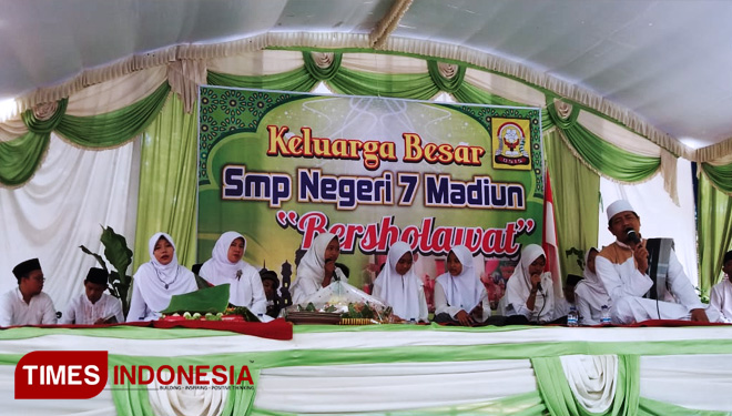 Ustadz Ismail memimpin istighotsah dan shalawatan di SMPN 7, hari ini (FOTO: Nurul for TIMESINDONESIA)