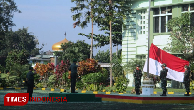 Dandim 0818 Letkol Inf Ferry Muzawwad S.I.P. berikan penghargaan kepada anggota yang berprestasi usai upacara bendera rutin senin. (FOTO: AJP/TIMES Indonesia)
