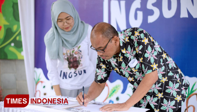 Sekda Bantul Drs Helmi Jamharis ketika meresmikan Landmark Bunga Raksasa Taman Paseban Bantul beberapa waktu lalu. (FOTO: Dokumen Setda Bantul/TIMES Indonesia)