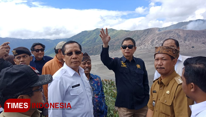 Menteri ESDM, Ignatius Jonan saat mengunjungi pos pantau PVMBG Cemoro Lawang, Bromo. (FOTO: Dok. TIMES Indonesia)