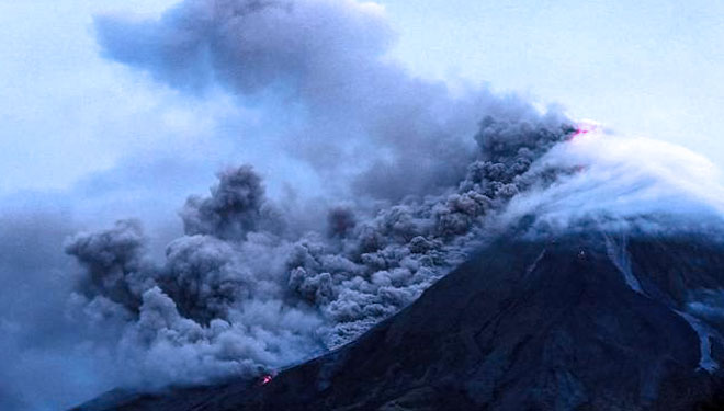 Ilustrasi erupsi gunung berapi (Foto: AFP Photo/Charism Sayat)