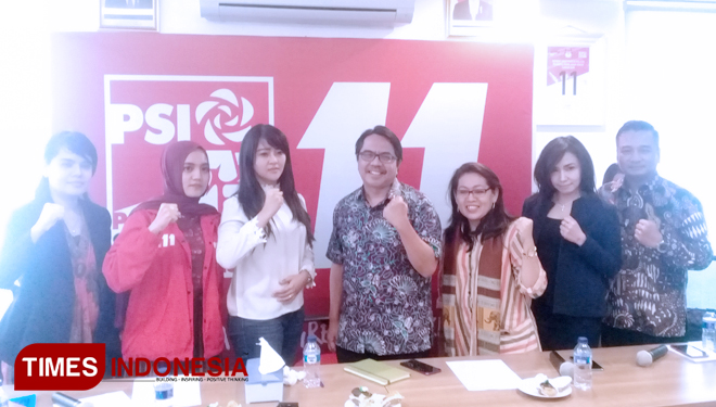 Rizky Amelia bersama Koleganya Dalam Konferensi Pers Dugaan Kekerasan Seks Dewas BPJS Ketenagakerjaan Di DPP PSI (FOTO: Rizki Amana/TIMES Indonesia)
