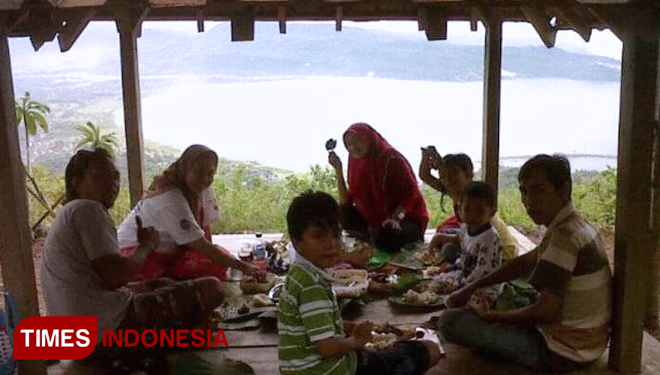 Pengunjung sedang menikmati Mandi Angin Escape Pacitan dengan makan bareng keluarga dan santai sambil tiduran. (FOTO: Miftakul Arif/TimesIndonesia)
