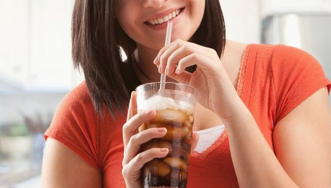 Minum minuman bersoda. (FOTO: Grid.ID)