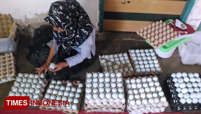 Hariyati melakukan proses sortir telur asin sebelum dikirim. (FOTO: Pamula Yohar. C/TimesIndonesia)