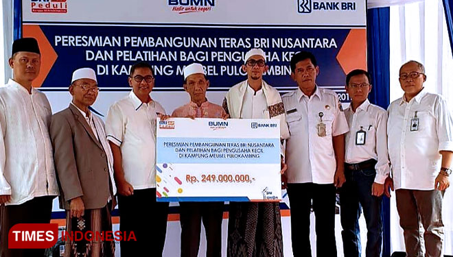 Pemimpin wilayah BRI Jakarta 1 Hari Siaga Amijarso (ketiga dari kiri) menyerahkan bantuan BRI secara simbolis kepada tokoh masyarakat di kampung meubeul, Pulo kambing Jatinegara Jakarta Timur (FOTO: ivan iskandaria / TIMESIndonesia? 