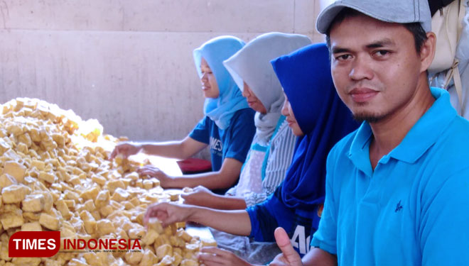 Deni Hermanto, di ruang produksi Tahu Tuna Sabrina bersama karyawannya. (FOTO: Deni for TIMES Indonesia)