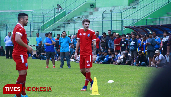  Pemain asing Arema FC, Pavel Smolyachenko saat mengikuti latihan di Stadiona Gajayana. (FOTO: Dok. TIMES Indonesia)