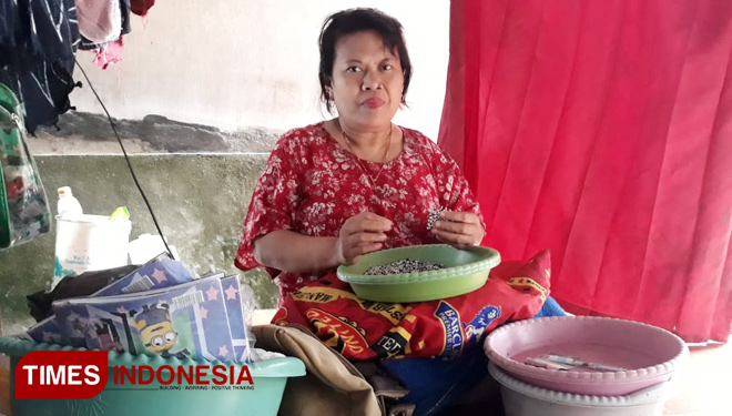 Sukismi Warga Dusun Krajan Desa Watukebo Kecamatan Blimbingsari, Banyuwangi yang mengalami kelumpuhan di kedua kaki. (FOTO: Roghib Mabrur/TIMES Indonesia)