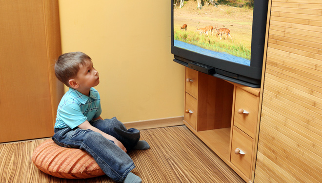 ILUSTRASI - Anak Menonton Televisi (FOTO: Hello Sehat)