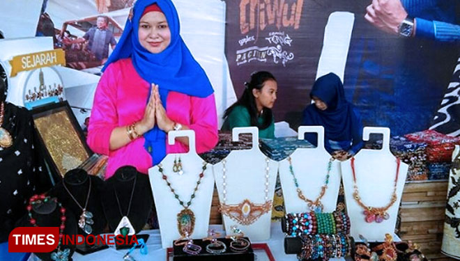 Istianah saat pameran dan kalung hasil karya Optimistie Gems Pacitan. (FOTO: Istianah for TIMES Indonesia)