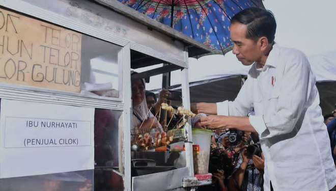 Presiden RI Jokowi saat membeli cilok Ibu Nurhayati. (FOTO: Instagram/jokowi)