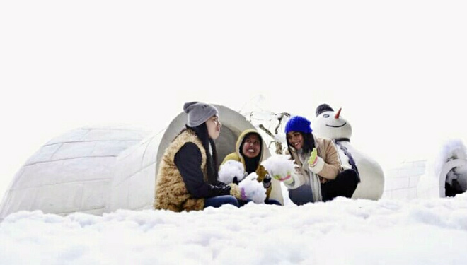 Berasa sedang berada diluar negeri, bermain salju di depan rumah eskimo. (FOTO: Istimewa/TIMES Indonesia) 