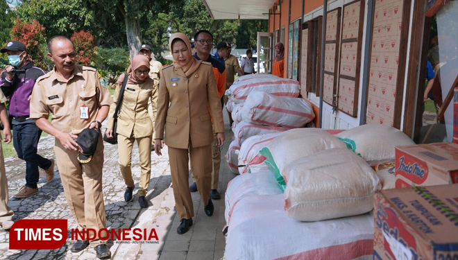 Wali Kota Batu, Dewanti Rumpoko saat meninjau gudang logistik bantuan bencana beberapa waktu lalu. (FOTO: Istimewa/TIMES Indonesia)