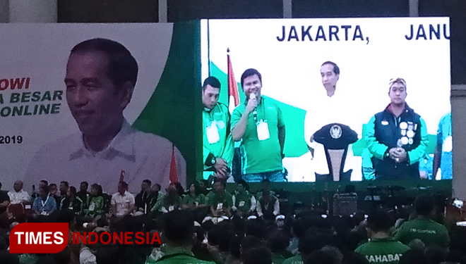 Driver ojek online saat berbincang dengan Presiden Jokowi dalam acara silaturahmi keluarga besar pengemudi bersama Jokowi di Jiexpo Kemayoran, Jakarta, Sabtu (12/1/2019). (FOTO: Rahmi Yati Abrar/TIMES Indonesia)