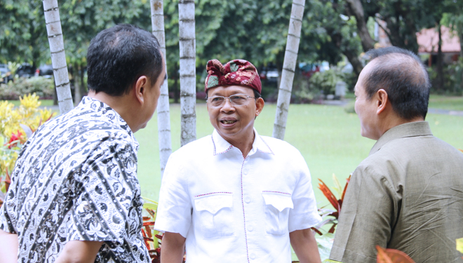 Menteri Komunikasi dan Informatika RI Rudiantara saat bersama Gubernur Bali Wayan Koster di Kantor Gubernur Bali, Sabtu (12/1/2019).(FOTO: Istimewa/TIMES Indonesia)