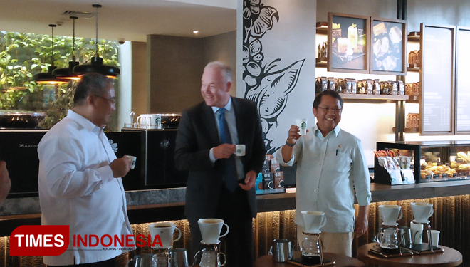 Kevin Johnson CEO Starbucks Cooffee Company, Menteri Desa Pembangunan Daerah Tertinggal dan Trasmigrasi Eko Putro Sandjojo serta Menkominfo, Rudiantara, saat meresmikan gerai baru Starbucks di Kuta, Bali, Sabtu (12/1/2019). (FOTO: Khadafi/TIMES Indonesia)