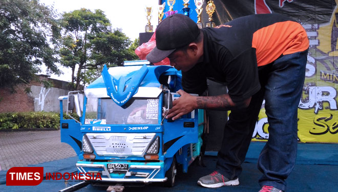 Para peserta menunjukkan miniatur truk milik mereka di parade yang diselenggarakan di Pasar Parkiran. (Foto: Muhammad Dhani Rahman/TIMES Indonesia) 