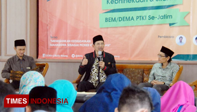 Robikin Emhas is delivering speech in Gelar Wicara Kebhineakaan & Silatwil BEM/DEMA PTKI of East Java. (PHOTO: Adhitya Hendra/TIMES Indonesia)