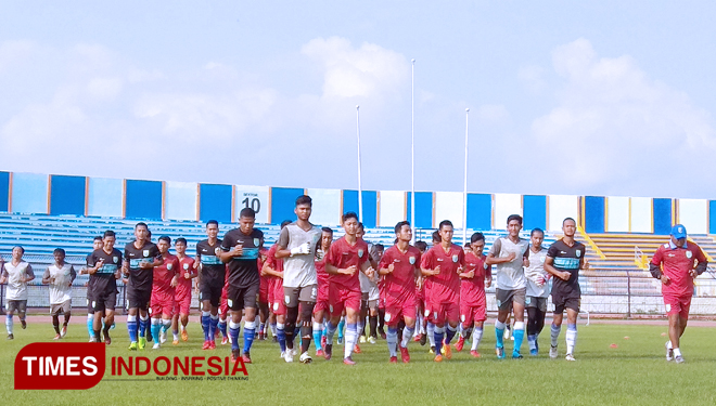 Puluhan pemain seleksi melakukan pemanasan di Stadion Surajaya Lamongan, beberapa hari yang lalu, (FOTO: MFA Rohmatillah/TIMES Indonesia)