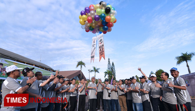 Direktur Produksi, Bagya Sugihartana dan Manajemen Pupuk Kaltim melepas balon  sebagai penanda dibukanya pelaksanaan Bulan K3 nasional 2019 Pupuk Kaltim, Sabtu 12/1/2019(Foto: Fauzi Humas PKT For Times Indonesia) 