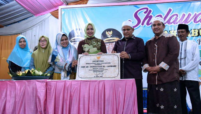 Bupati Jember dr Faida meresmikan SMP Assuniyah Kencong. (Foto: Istimewa)
