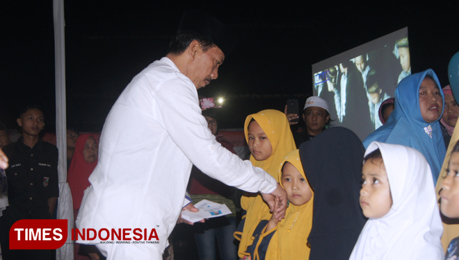 Moch Geng Wahyudi saat memberikan santunan kepada 100 anak yatim piatu pada acara Milad Ki Ageng Wali (FOTO: Binar Gumilang / TIMES Indonesia) foto lain di email redaksi 