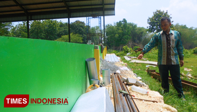 Pengawas proyek Agus Bashori saat melakukan pengecekan di Lapangan Futsal Ponpes Bumi Aswaja. (FOTO: Akmal/TIMES Indonesia).