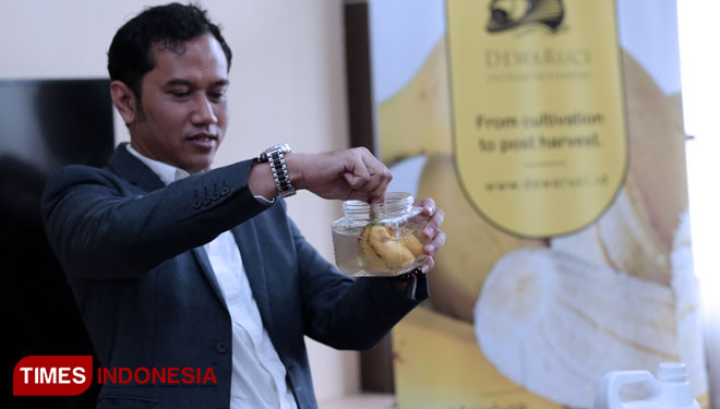 Dosen Fakultas Farmasi UGM, Dr.rer.nat. Ronny Martien memperlihatkan hasil penelitian nanokitosan dinamai Dewaruci yang dapat digunakan untuk pengawet makanan. (FOTO: Humas UGM/TIMES Indonesia)