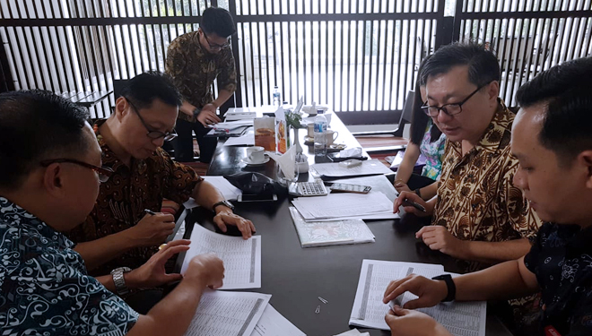PT Sariguna Primatirta menandatangani perjanjian akuisisi Super O2 milik PT Triusaha Mitraraharja (Tudung Group). (FOTO: Istimewa)