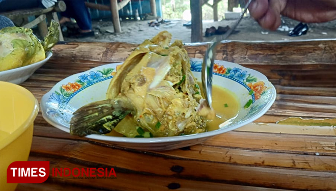 Kelan Sembilang Pak Kasan (Foto: Akmal/TIMES Indonesia).Salah seorang pecinta kuliner saat menikmati kelan kepala sembilang (Foto: Akmal/TIMES Indonesia).