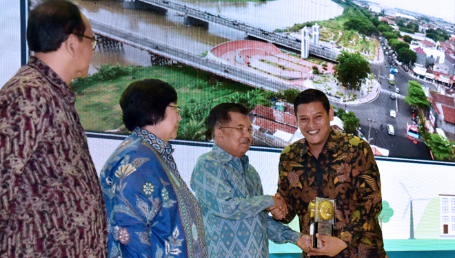 Wali kota Kediri terima piala Adipura dari Jusuf Kalla. (FOTO: Istimewa)