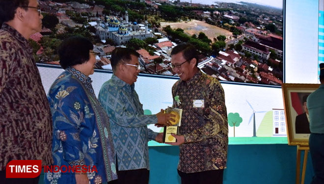 Wakil Presiden RI, Jusuf Kalla menyerahkan Anugerah Adipura Tahun 2018 kepada Bupati Tuban Bumi Wali The Spirit Of Harmony KH. Fathul Huda Senin (14/01/19). (Foto: Dadang Humas Pemkab Tuban For TIMESIndonesia)