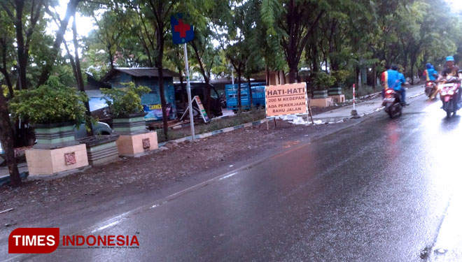 Pengerasan bahu jalan jalur Pantura Probolinggo di wilayah Kraksaan (Foto: Iqbal/TIMES Indonesia)
