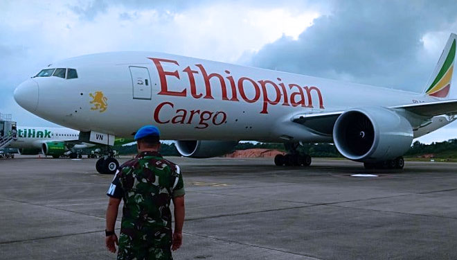 Ethiopian Airlines yang dipaksa mendarat di Batam karena tak punya ijin melintas di udara Indonesia. (FOTO: Dok Dispen AU)