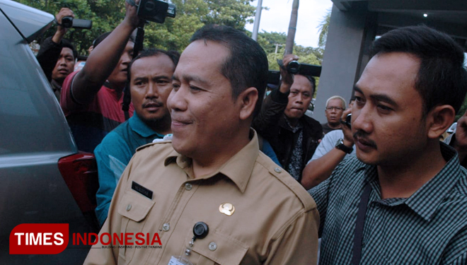 Sekretaris DPPKAD Muhtar saat dibawa petugas Kejari Gresik. (FOTO: Istimewa for TIMES Indonesia)