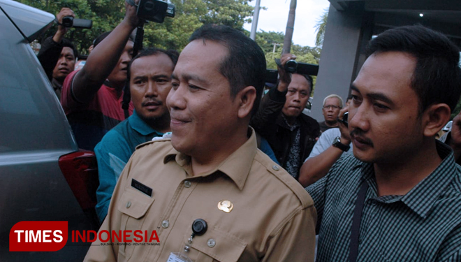 Sekretaris DPPKAD Gresik saat diamankan petugas Kejari (FOTO: Istimewa for TIMES Indonesia)