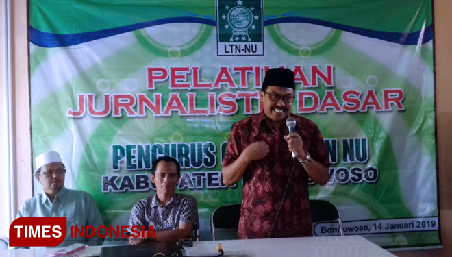 Ketua DPRD Bondowoso H Tohari S.Ag saat memberikan motivasi kepada ratusan santri, agar senang menulis, dalam Pelatihan Jurnalistik (FOTO: Moh Bahri/TIMES Indonesia) 