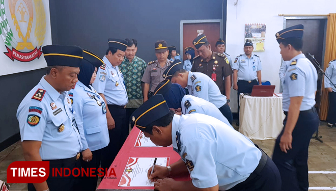 Penandatanganan komitmen bersama jajaran Kemenkumham di Jember usai apel bersama di Lapas kelas IIA Jember, Senin (14/1/2019). (FOTO: Lapas kelas IIA Jember for TIMES Indonesia)