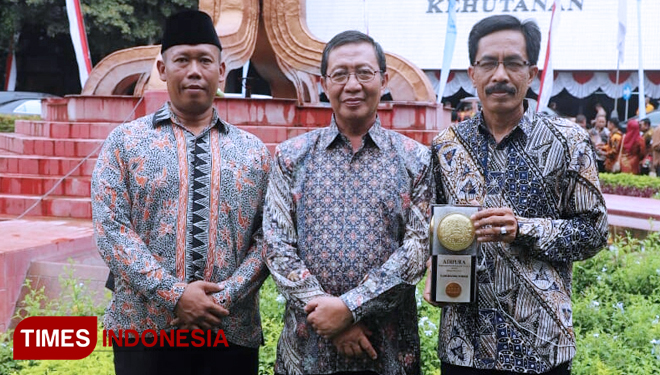 Bupati Tuban, KH. Fathul Huda saat foto bersama asisten dan Kepala DLH membawa Penghargaan Adipura 2018, Senin (14/01/2019). (FOTO: Dadang Humas Pemkab Tuban For TIMESIndonesia)
