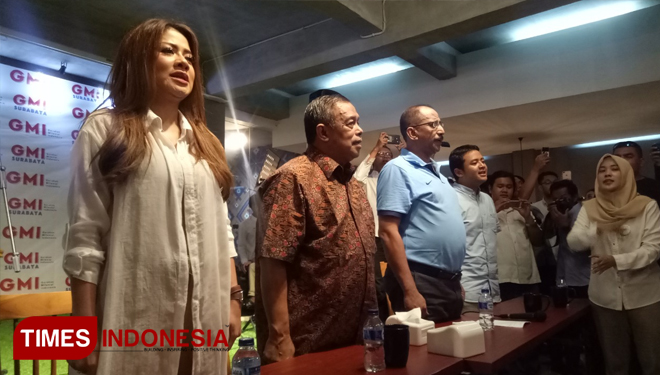 Joko santoso bersama generasi milenial Surabaya, 13/1/2018. (FOTO: Nasrullah/TIMES Indonesia)