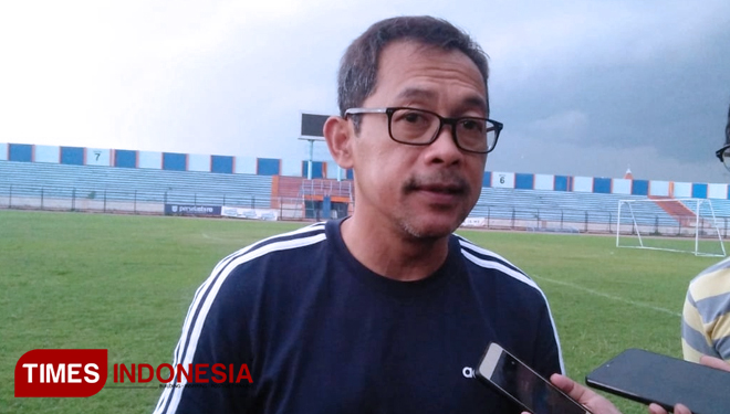 Aji Santoso, Pelatih Persela Lamongan, usai memimpin latihan perdana di Stadion Surajaya, Selasa (15/1/2019). (FOTO: MFA Rohmatillah/TIMES Indonesia)