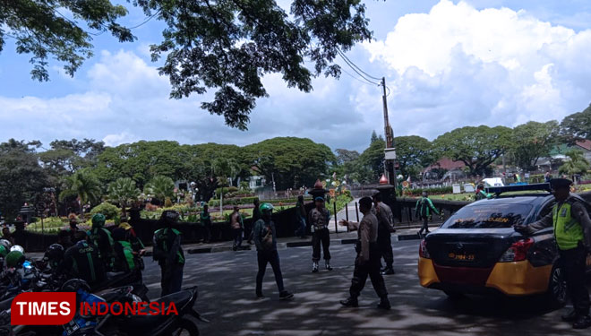 Ratusan driver ojek online Grab Bike Malang Raya saat menggelar aksi di depan Balai Kota Malang, Selasa (15/01/2019). (Foto: Ulfa/TIMES Indonesia)