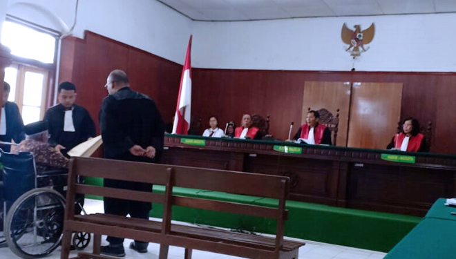 Ketua Yayasan PPLP-PT PGRI Universitas Kanjuruhan Malang (Unikama), Soedja'i saat jadi saksi di persidangan dengan terdakwa Christea