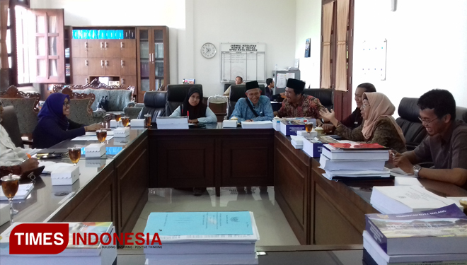 MCW, FMPP dan DPRD Komisi D dalam pertemuan di Gedung DPRD Kota Malang. (FOTO: Nur Aini/TIMES Indonesia)