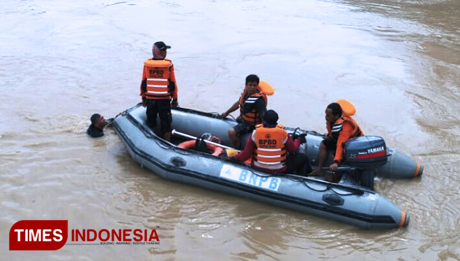 Petugas gabungan saat mencari korban (FOTO: Akmal/TIMES Indonesia)